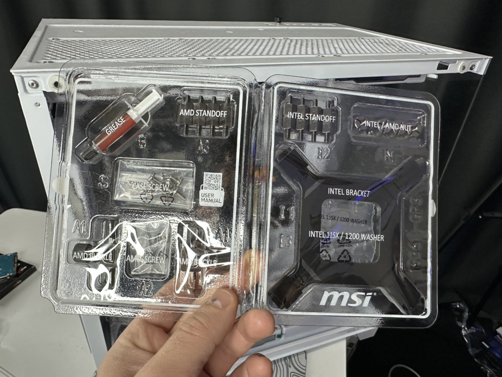 MSI MAG CoreLiquid I240 Kutu Icerigi